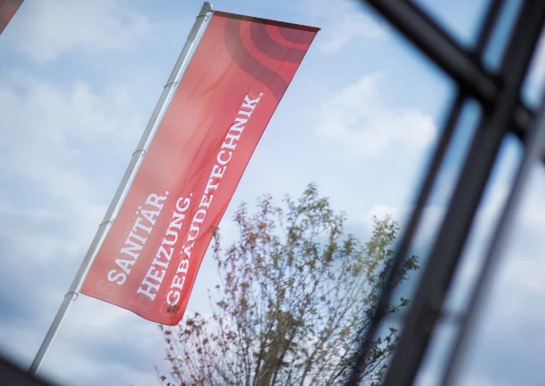 SCHÄFER-Fahne am Unternehmensstandort