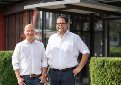 Zwei Ansprechpartner von SCHÄFER vor dem Firmengebäude