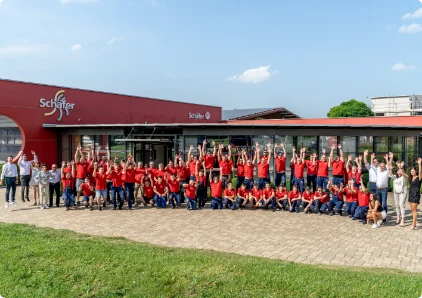 Das SCHÄFER-Team vor dem Firmengebäude